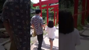 ゴーストオブツシマのような鳥居をくぐる毛利と娘